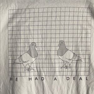 White and black graphic T-shirt with two birds XL